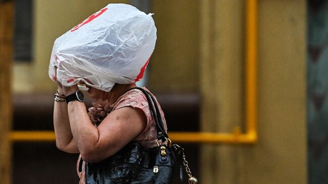 Женщина на одной из улиц в Москве во время дождя
