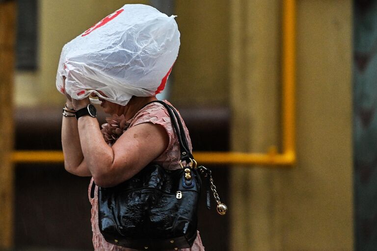 Женщина на одной из улиц в Москве во время дождя Женщина на одной из улиц в Москве во время дождя