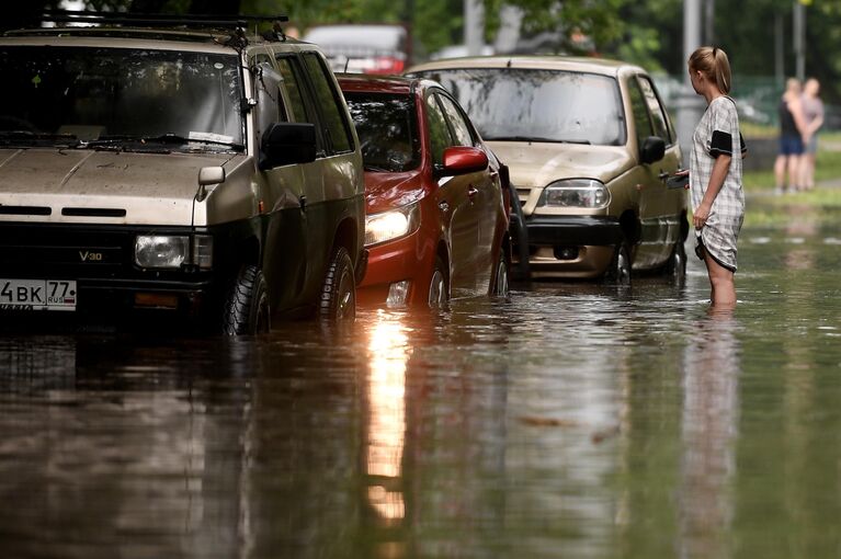 Девушка на одной из улиц в Москве во время дождя Девушка на одной из улиц в Москве во время дождя