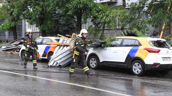 Сотрудники МЧС работают на месте обрушения из-за сильного ветра части крыши здания на улице Правды в Москве