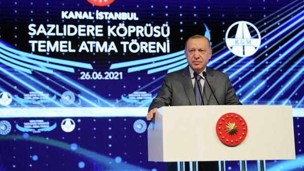 Президент Турции Реджеп Тайип Эрдоган выступает на церемонии начала строительства канала Стамбул