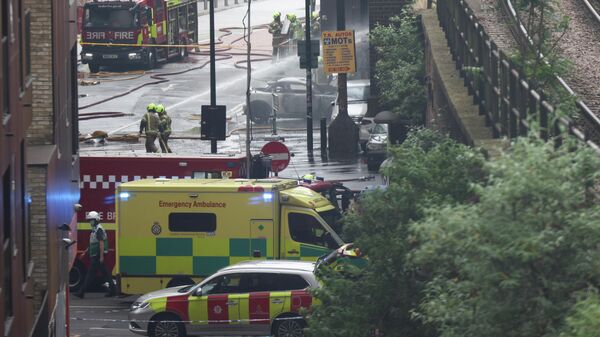 Автомобили спецслужб у станции Elephant and Castle лондонского метро, где произошел взрыв