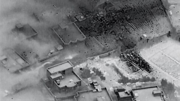 Кадр видео авиаудара по базе проиранских ополченцев на границе Ирака и Сирии