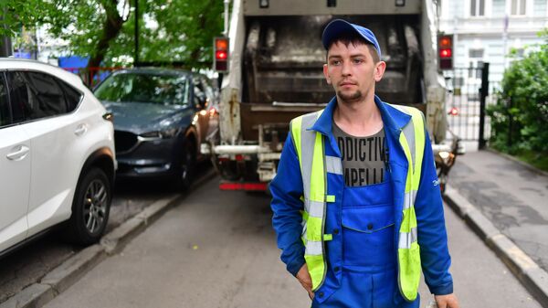 Сотрудник коммунальных служб во время уборки мусора в Москве