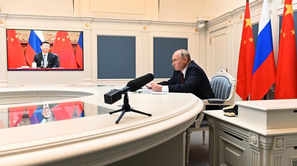 Президент РФ Владимир Путин и председатель КНР Си Цзиньпин во время беседы в формате видеоконференции