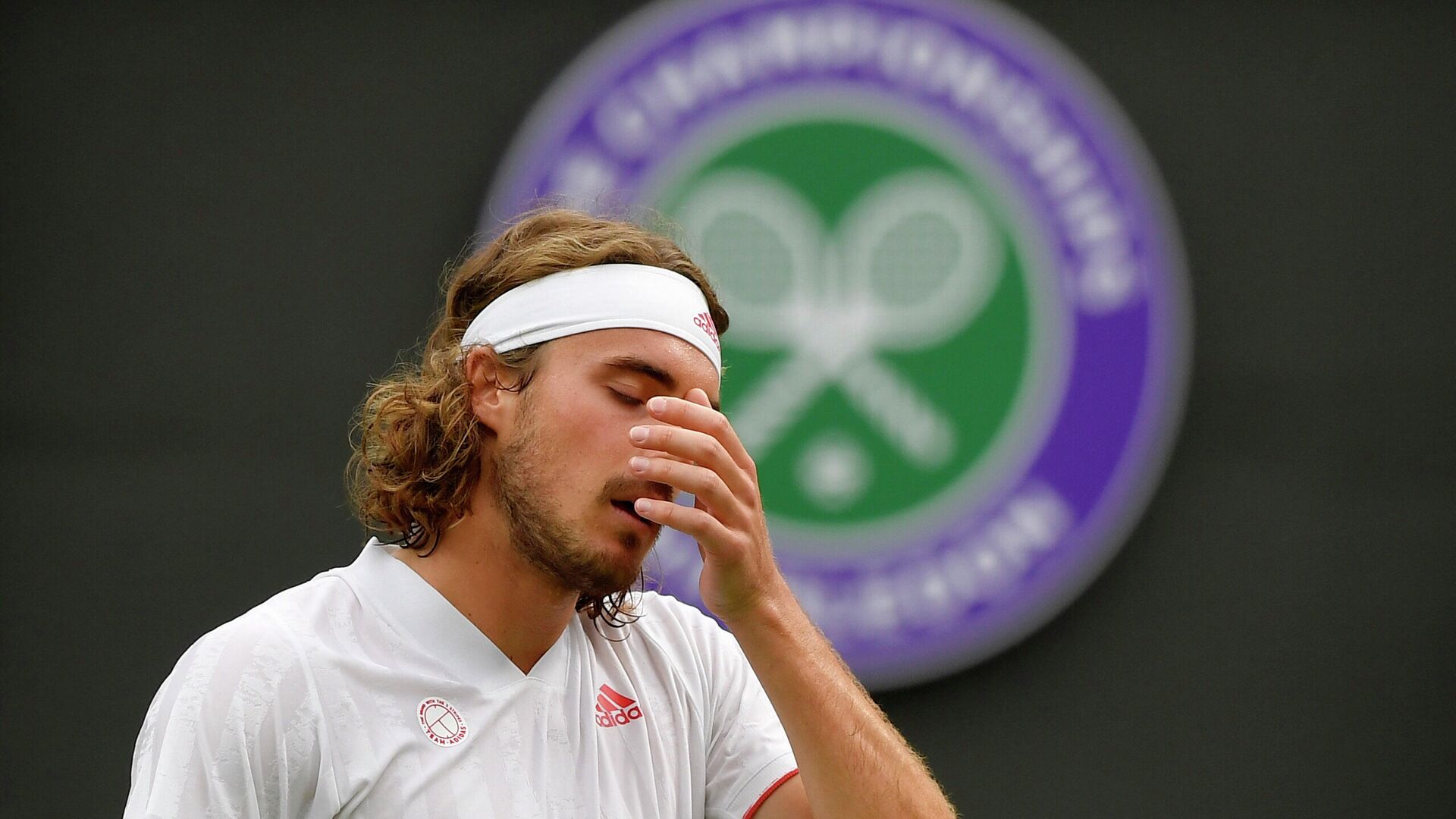 Tennis - Wimbledon - All England Lawn Tennis and Croquet Club, London, Britain - June 28, 2021 Greece's Stefanos Tsitsipas reacts during his first round match against Frances Tiafoe of the U.S. REUTERS/Toby Melville - РИА Новости, 1920, 28.06.2021