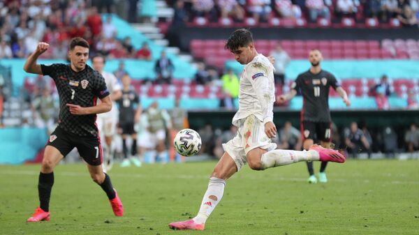 Альваро Мората забивает гол в ворота сборной Хорватии.