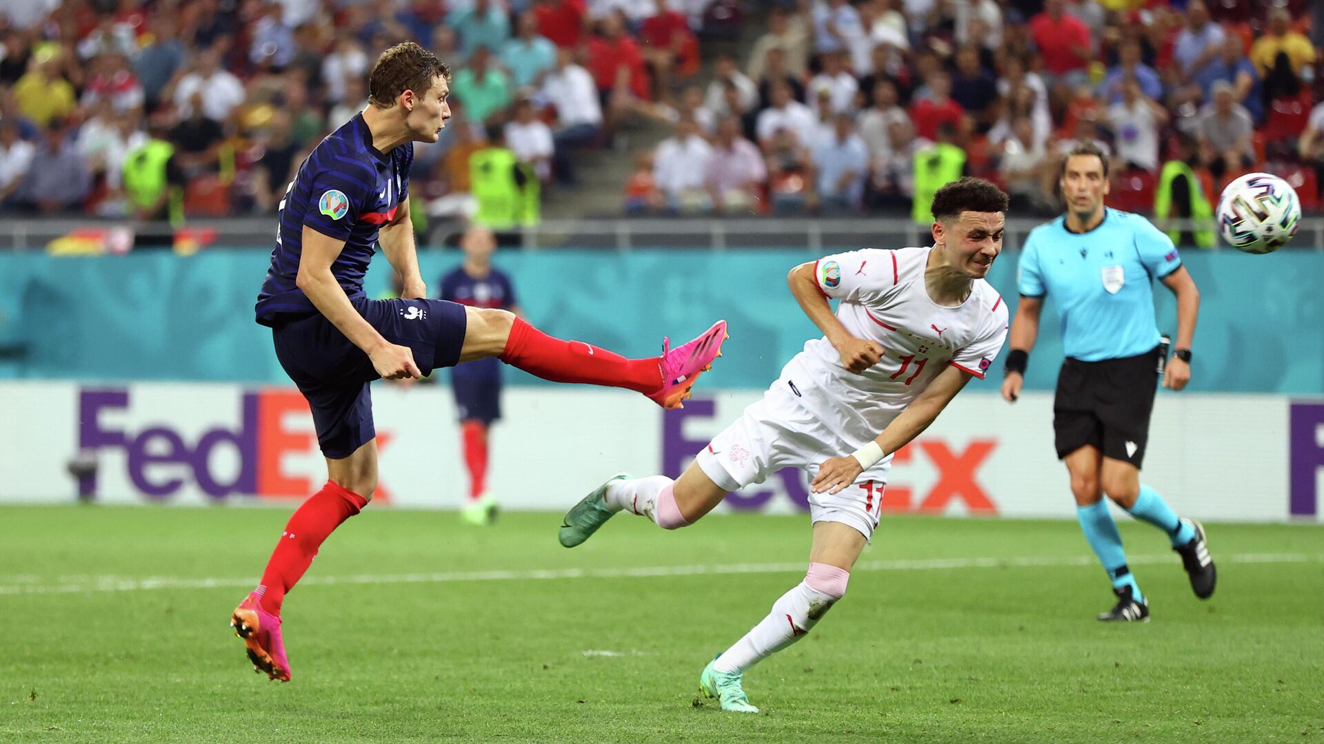 Soccer Football - Euro 2020 - Round of 16 - France v Switzerland - National Arena Bucharest, Bucharest, Romania - June 29, 2021   France's Benjamin Pavard shoots at goal as Switzerland's Ruben Vargas reacts Pool via REUTERS/Marko Djurica - РИА Новости, 1920, 29.06.2021