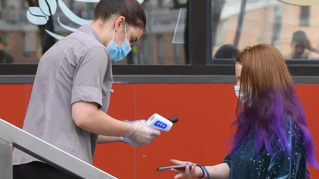 Проверка QR-кода у входа в ресторан McDonald's в Москве