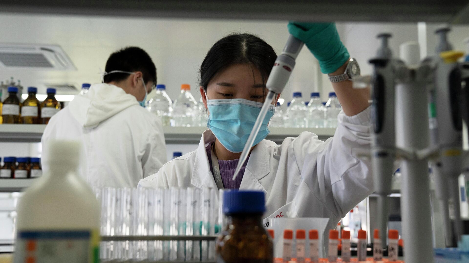 Сотрудник SinoVac во время работы в лаборатории по производству вакцины против вируса SARS-CoV-2 в Пекине - РИА Новости, 1920, 03.08.2021