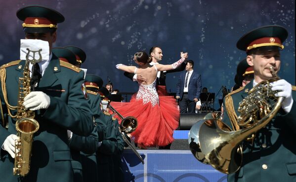 Выступление военного оркестра в Севастополе в День России