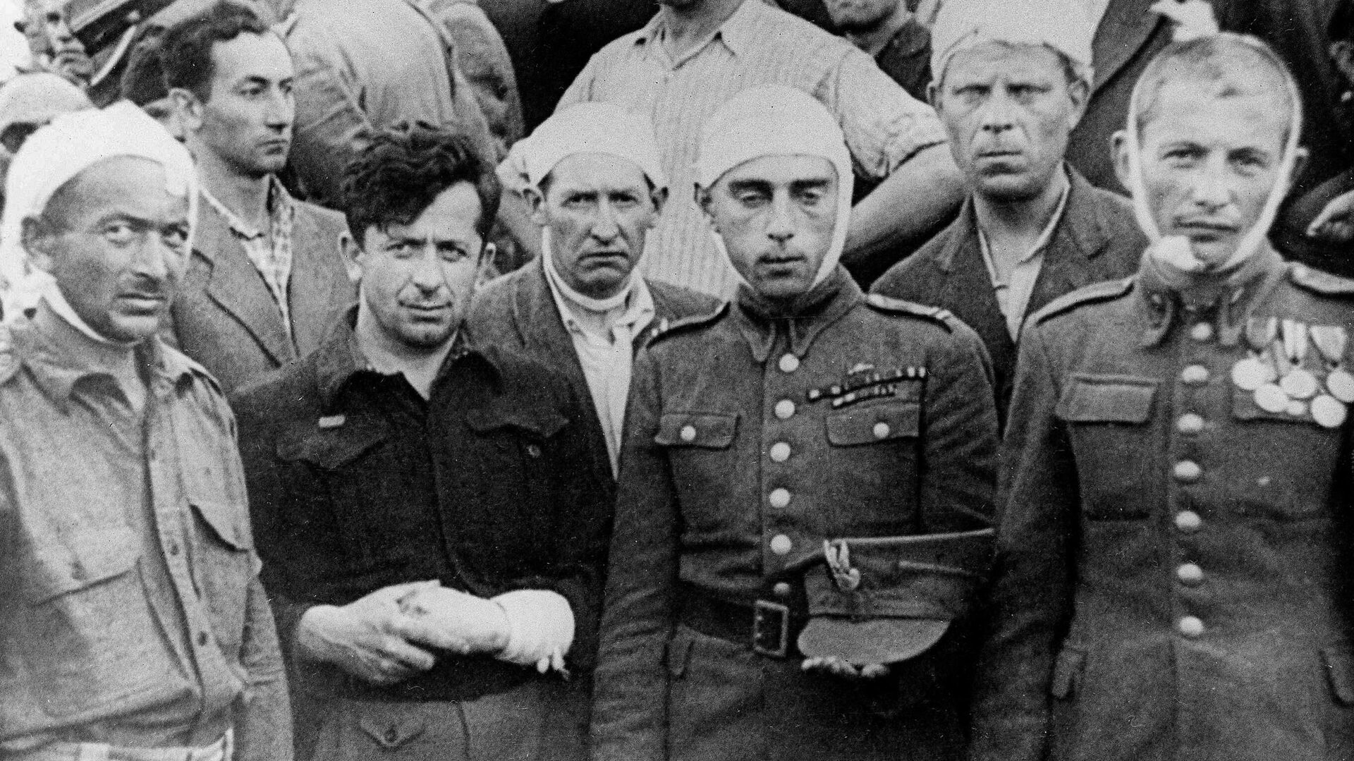 Евреи, раненые во время погрома в Кельце, во время похорон - РИА Новости, 1920, 30.06.2021