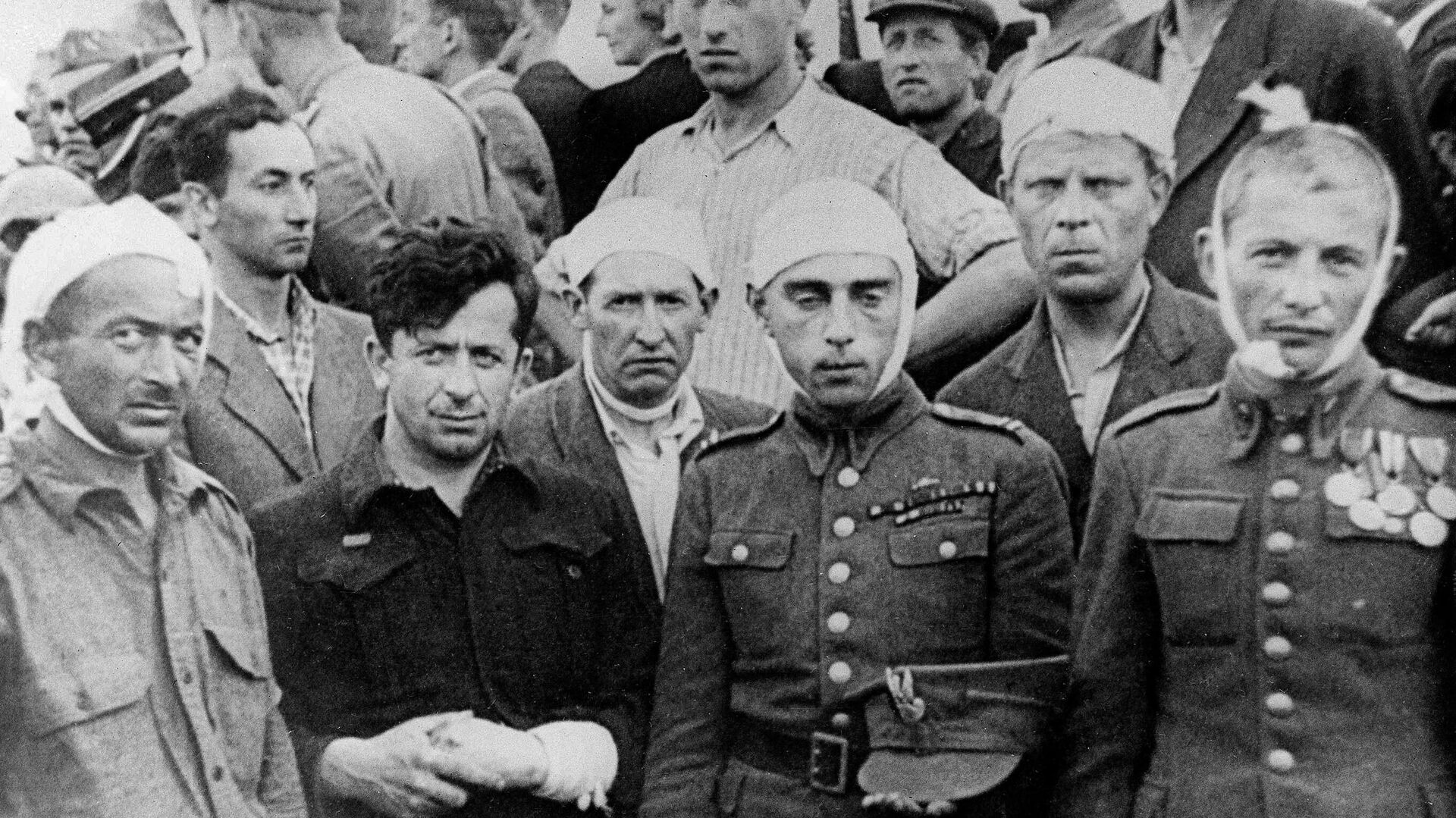 Евреи, раненые во время погрома в Кельце, во время похорон - РИА Новости, 1920, 30.06.2021