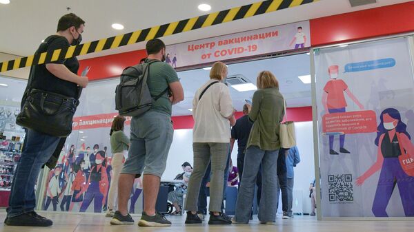 Люди в очереди на вакцинацию от коронавируса в ТК Заневский каскад в Санкт-Петербурге