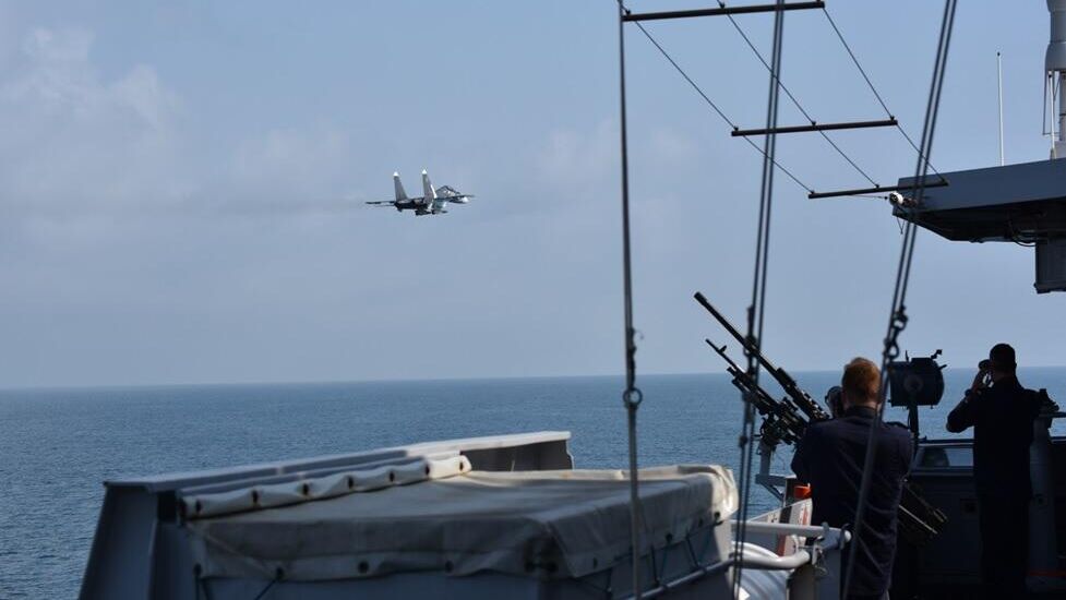 Российский истребитель рядом с голландским военным кораблем Zr.Ms. Evertsen в Черном море - РИА Новости, 1920, 29.06.2021