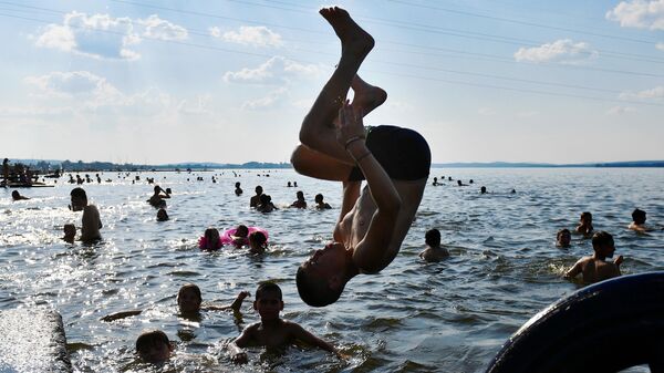 Горожане купаются во время жары