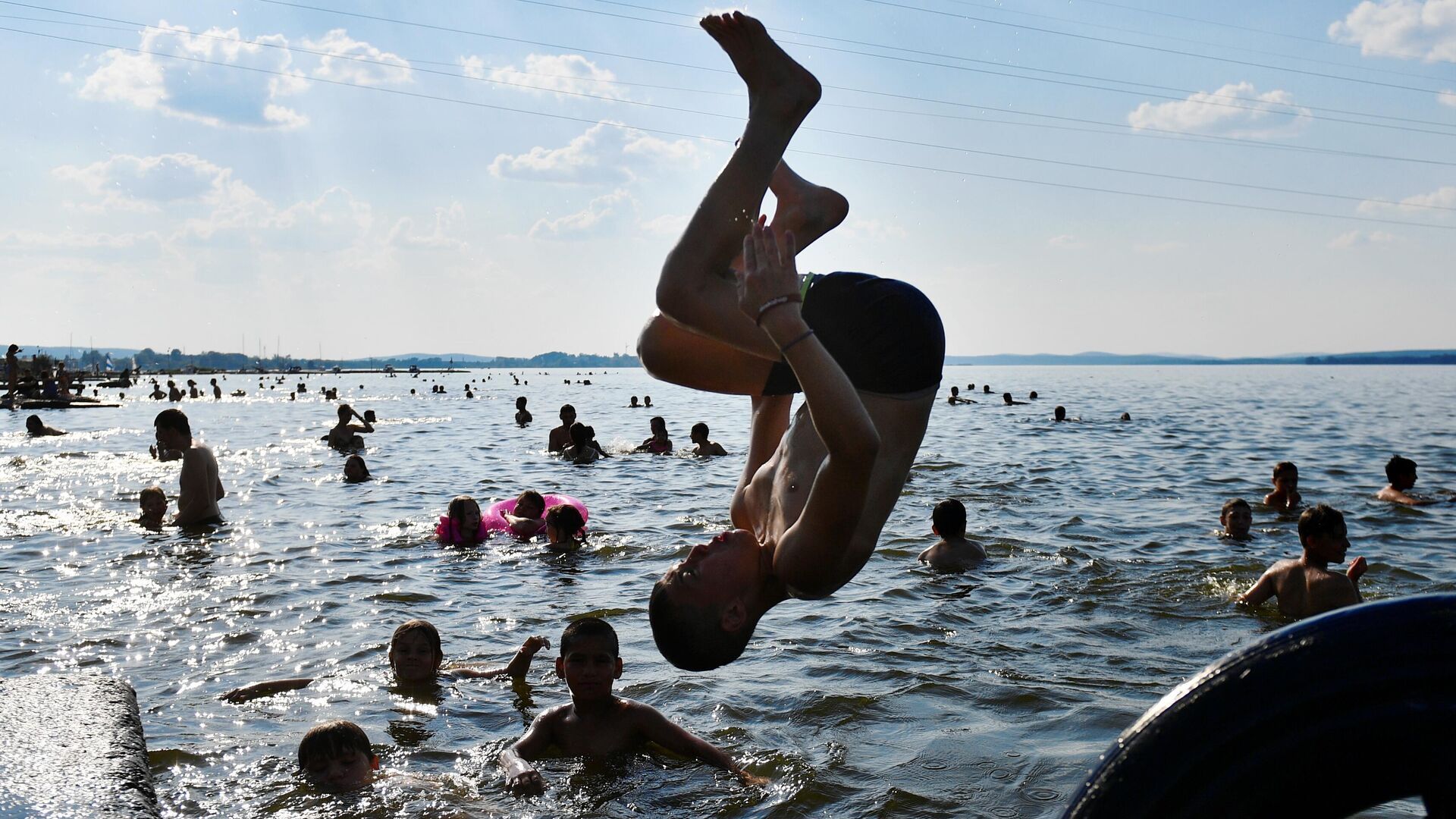 Горожане купаются во время жары - РИА Новости, 1920, 07.07.2021