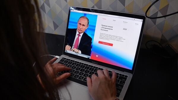 Девушка за ноутбуком на котором открыт сайт moskva-putinu.ru, где можно задать вопрос к прямой линии с президентом РФ  Владимиром Путиным