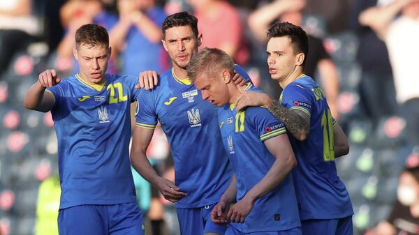 Александр Зинченко празднует гол в матче Швеция - Украина