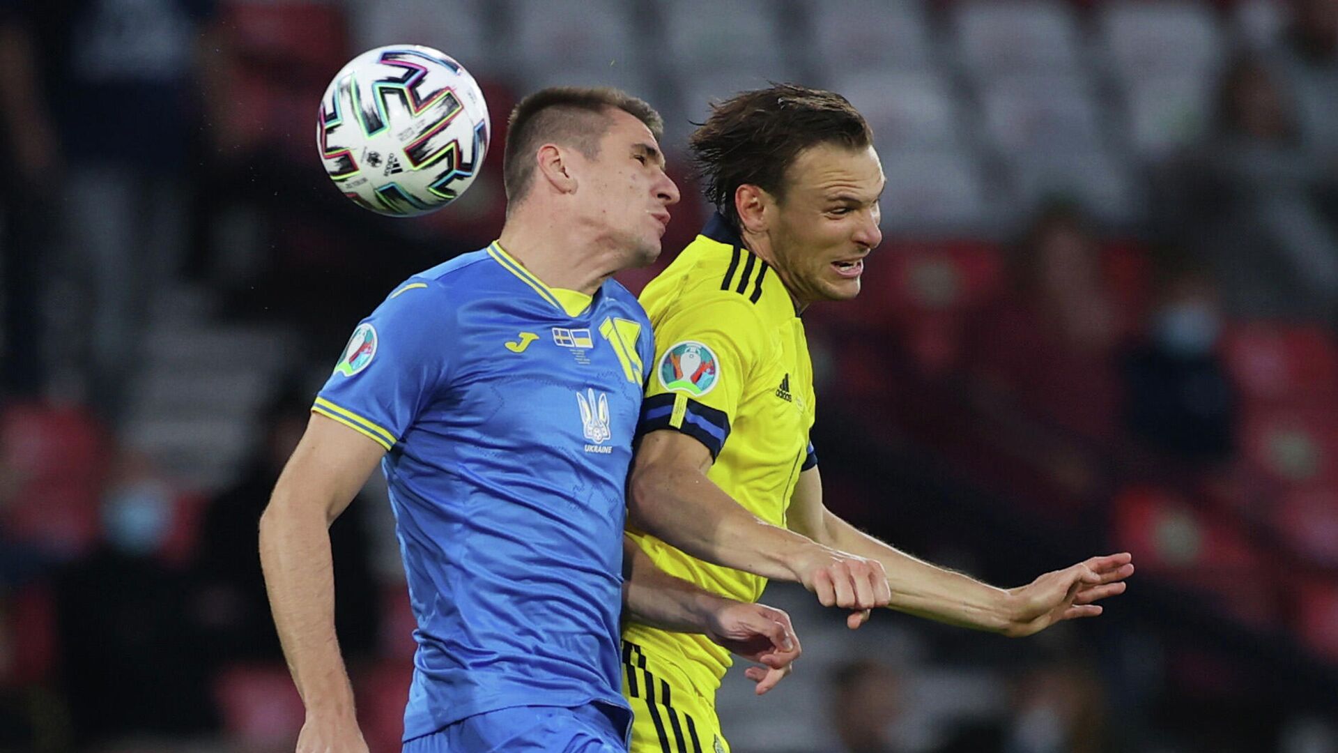 Soccer Football - Euro 2020 - Round of 16 - Sweden v Ukraine - Hampden Park, Glasgow, Scotland, Britain - June 29, 2021 Ukraine's Artem Besyedin in action with Sweden's Albin Ekdal Pool via REUTERS/Lee Smith - РИА Новости, 1920, 01.07.2021