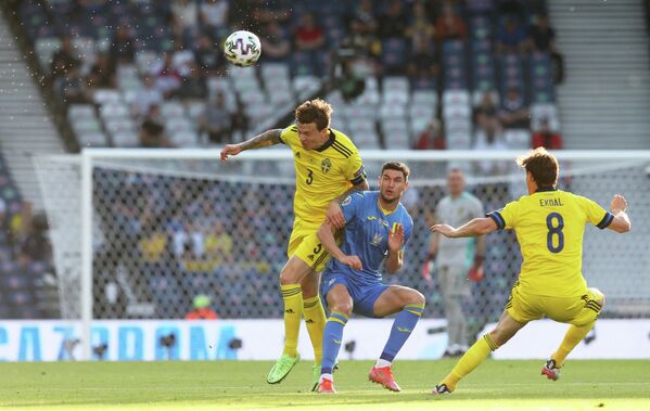 Игровой момент матча Швеция - Украина