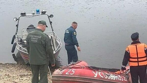 Сотрудники СК на месте поисков пропавших детей на реке Уссури, Приморский край
