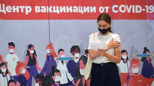 Девушка в пункте вакцинации от коронавируса в ТК Заневский каскад в Санкт-Петербурге