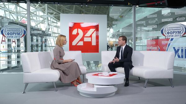 Председатель правительства РФ Дмитрий Медведев во время интервью телеканалу Россия 24. Слева - телеведущая Анна Шнайдер
