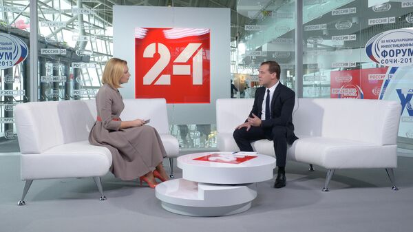 Председатель правительства РФ Дмитрий Медведев во время интервью телеканалу Россия 24. Слева - телеведущая Анна Шнайдер
