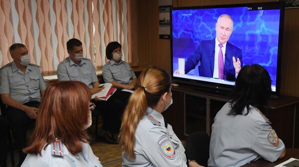 Сотрудники полиции УМВД России во Владивостоке смотрят трансляцию прямой линии с президентом РФ Владимиром Путиным