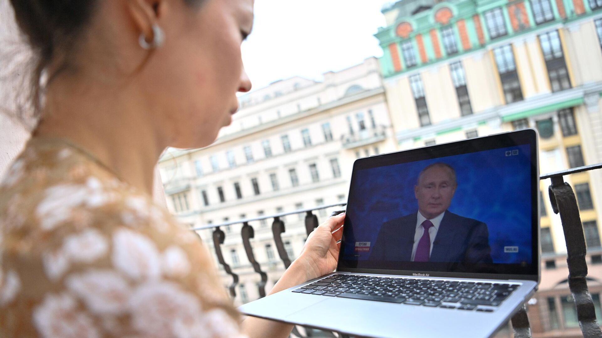 Девушка смотрит трансляцию прямой линии с президентом РФ Владимиром Путиным - РИА Новости, 1920, 30.06.2021
