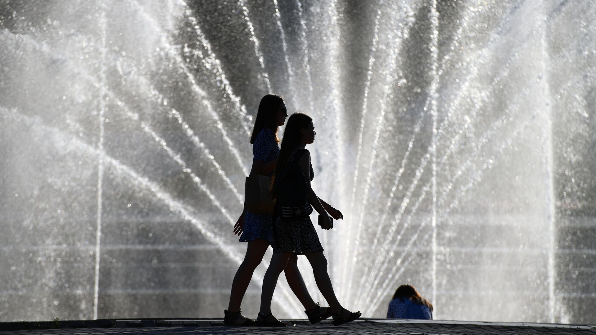 Девушки возле фонтана в Историческом сквере в Екатеринбурге - РИА Новости, 1920, 08.07.2021