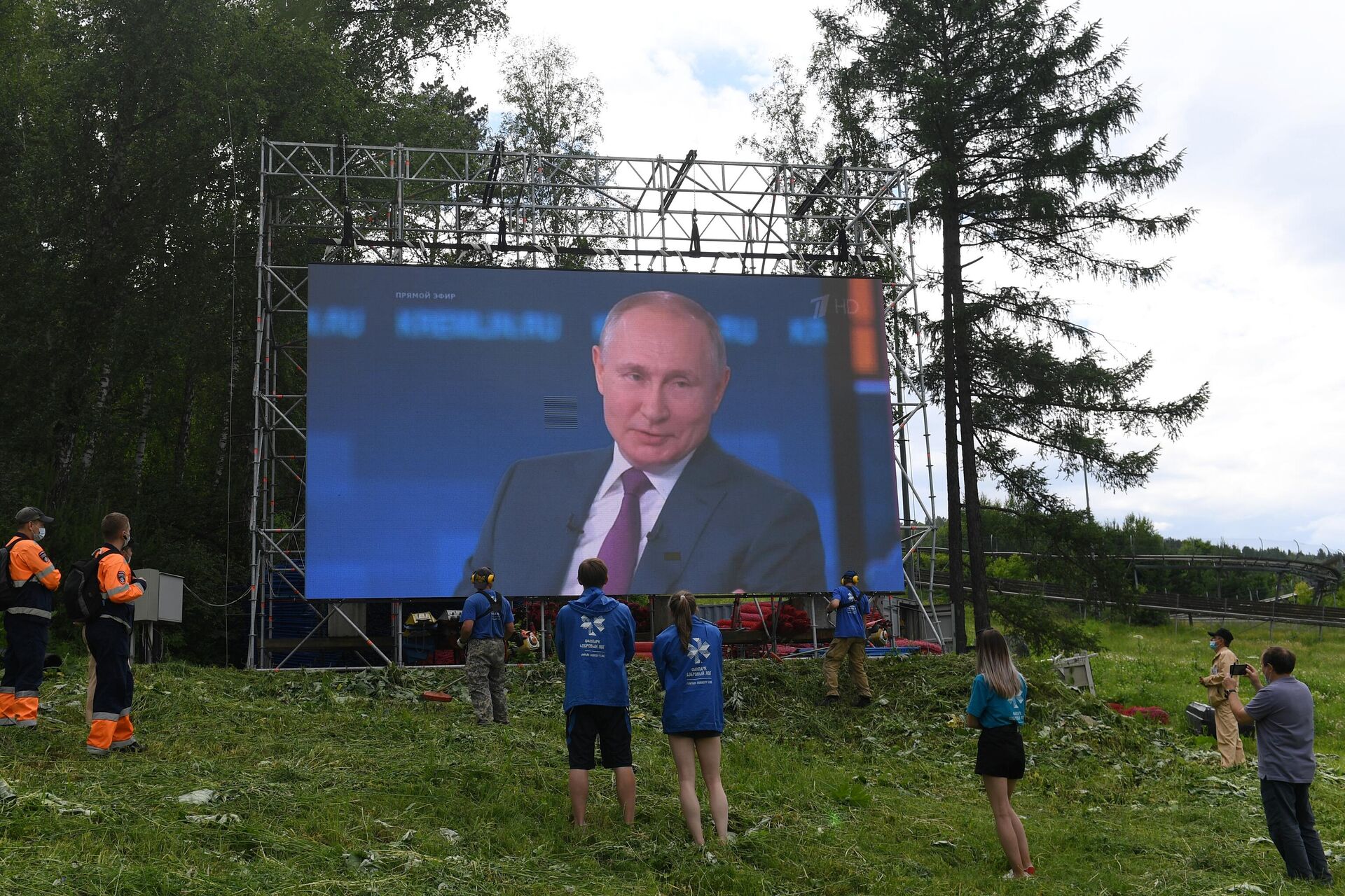 Люди смотрят трансляцию прямой линии с президентом РФ Владимиром Путиным в фанпарке Бобровый лог в Красноярске - РИА Новости, 1920, 13.12.2023