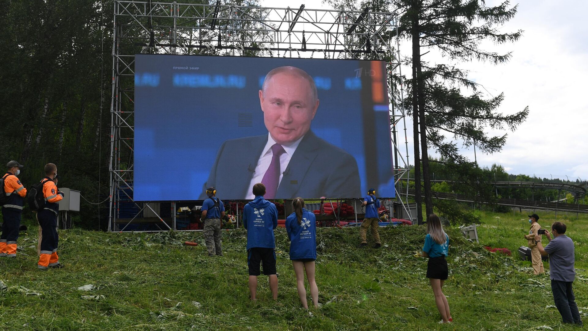 Люди смотрят трансляцию прямой линии с президентом РФ Владимиром Путиным в фанпарке Бобровый лог в Красноярске - РИА Новости, 1920, 30.06.2021