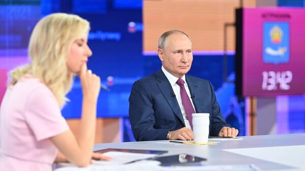 Президент РФ Владимир Путин отвечает на вопросы россиян во время ежегодной специальной программы Прямая линия с Владимиром Путиным 