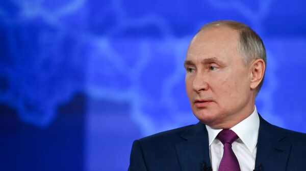 Президент РФ Владимир Путин отвечает на вопросы во время ежегодной специальной программы Прямая линия с Владимиром Путиным