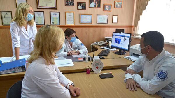 Медицинские сотрудники ковидного центра на базе областной клинической  больницы №2 смотрят трансляцию прямой линии с президентом РФ Владимиром Путиным
