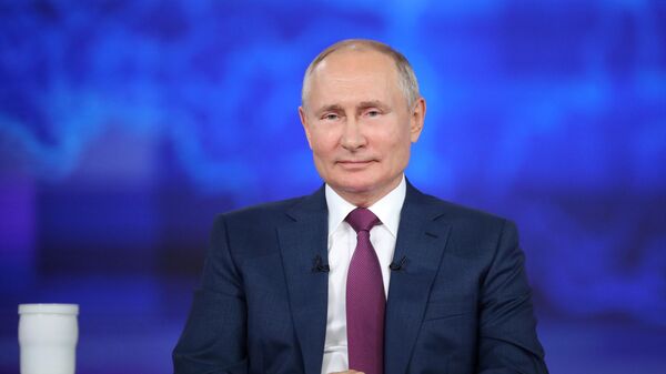 Президент России Владимир Путин отвечает на вопросы россиян во время ежегодной специальной программы Прямая линия с Владимиром Путиным