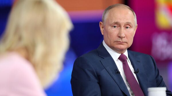 Президент РФ Владимир Путин отвечает на вопросы россиян во время ежегодной специальной программы Прямая линия с Владимиром Путиным 
