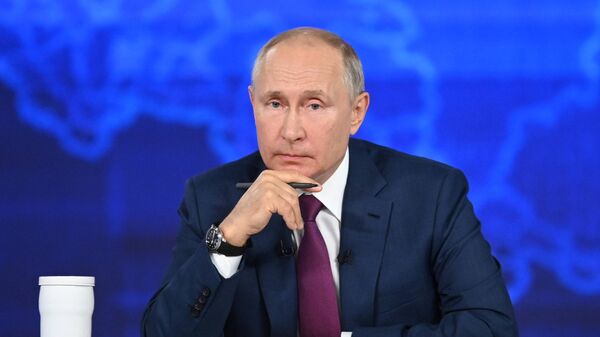 Президент России Владимир Путин отвечает на вопросы россиян во время ежегодной специальной программы Прямая линия с Владимиром Путиным