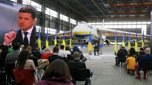 Президент Украины Владимир Зеленский во время пресс-конференции на авиационном заводе Антонов  в Киеве