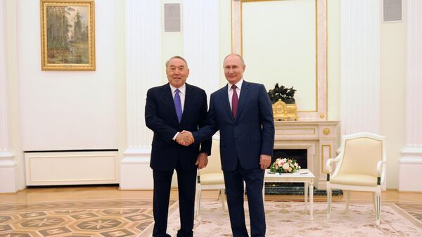 Президент РФ Владимир Путин и первый президент Казахстана Нурсултан Назарбаев во время встречи. Архивное фото