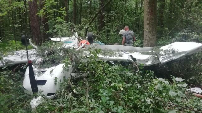 На месте аварийной посадки легкомоторного самолета в Московской области