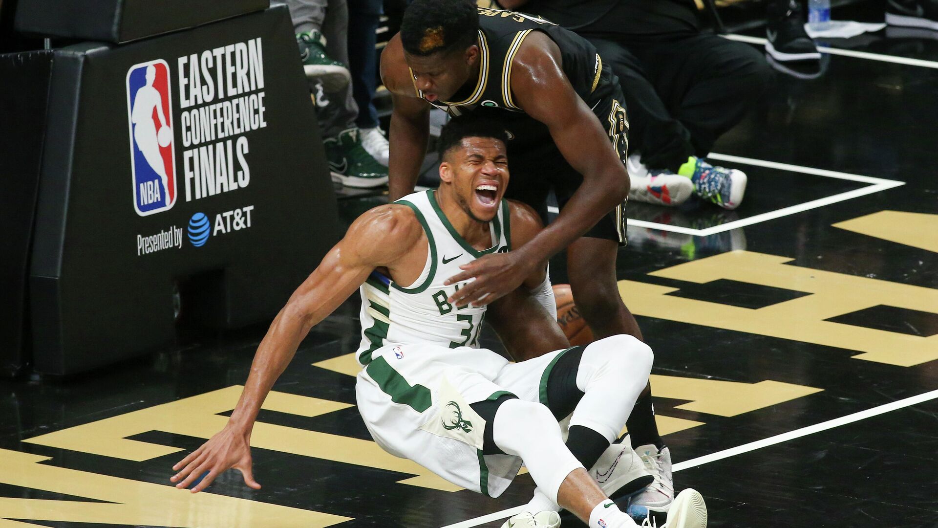 Jun 29, 2021; Atlanta, Georgia, USA; Milwaukee Bucks forward Giannis Antetokounmpo (34) and Atlanta Hawks center Clint Capela (15) fall to the floor as Antetokounmpo (34) is injured on the play in the third quarter during game four of the Eastern Conference Finals for the 2021 NBA Playoffs at State Farm Arena. Mandatory Credit: Brett Davis-USA TODAY Sports - РИА Новости, 1920, 01.07.2021