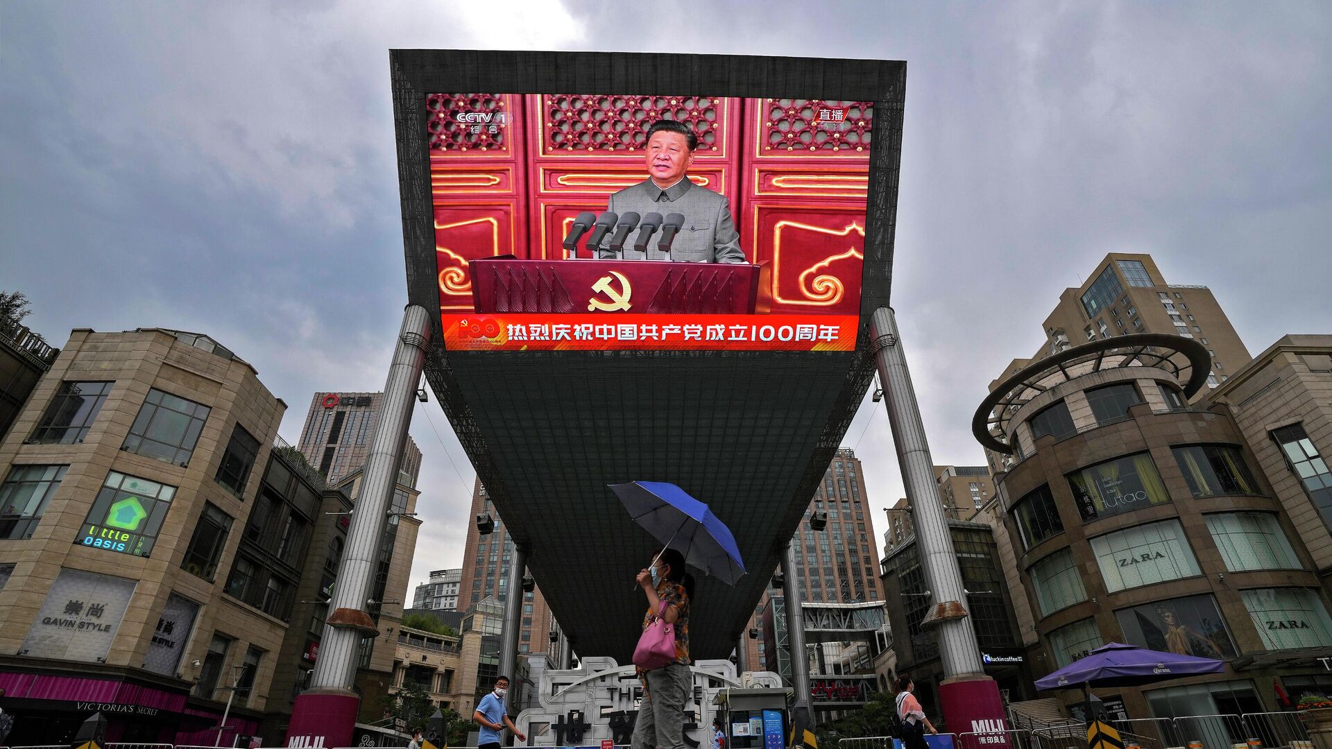 Трансляция выступления председателя КНР Си Цзиньпина на площади Тяньаньмэнь во время мероприятия, посвященного 100-летию Коммунистической партии Китая, на экране на здании торгового центра - РИА Новости, 1920, 01.07.2021