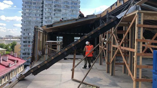 Демонтаж незаконной мансарды в московском районе Арбат