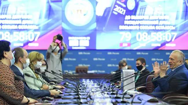 Руководитель фракции ЛДПР в Государственной Думе РФ Владимир Жириновский во время официальной процедуры подачи документов на регистрацию к предстоящим парламентским выборам в Центральной избирательной комиссии РФ
