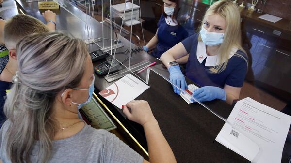 Сотрудники санатория проверяют сертификат о вакцинации от CoVID-19 и ПЦР-тесты у гостей перед заселением в номера санатория Красная Талка