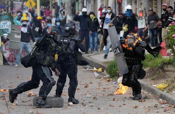 Столкновения протестующих с полицией в Боготе