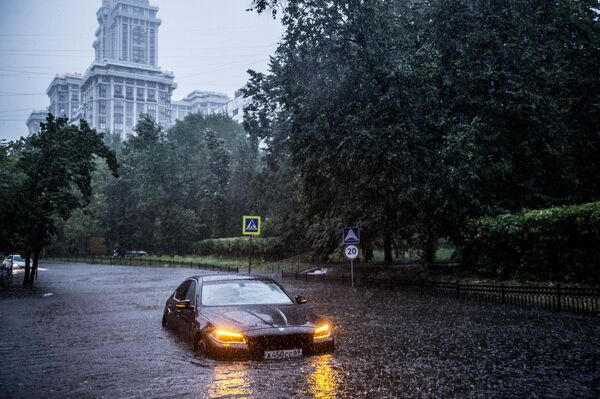 Автомобили на одной из улиц в Москве во время дождя
